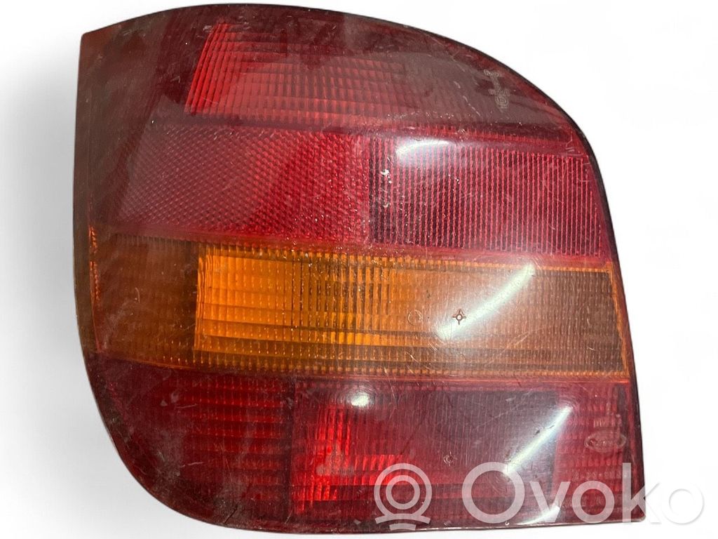 Ford Mondeo Mk III Aizmugurējais lukturis virsbūvē 