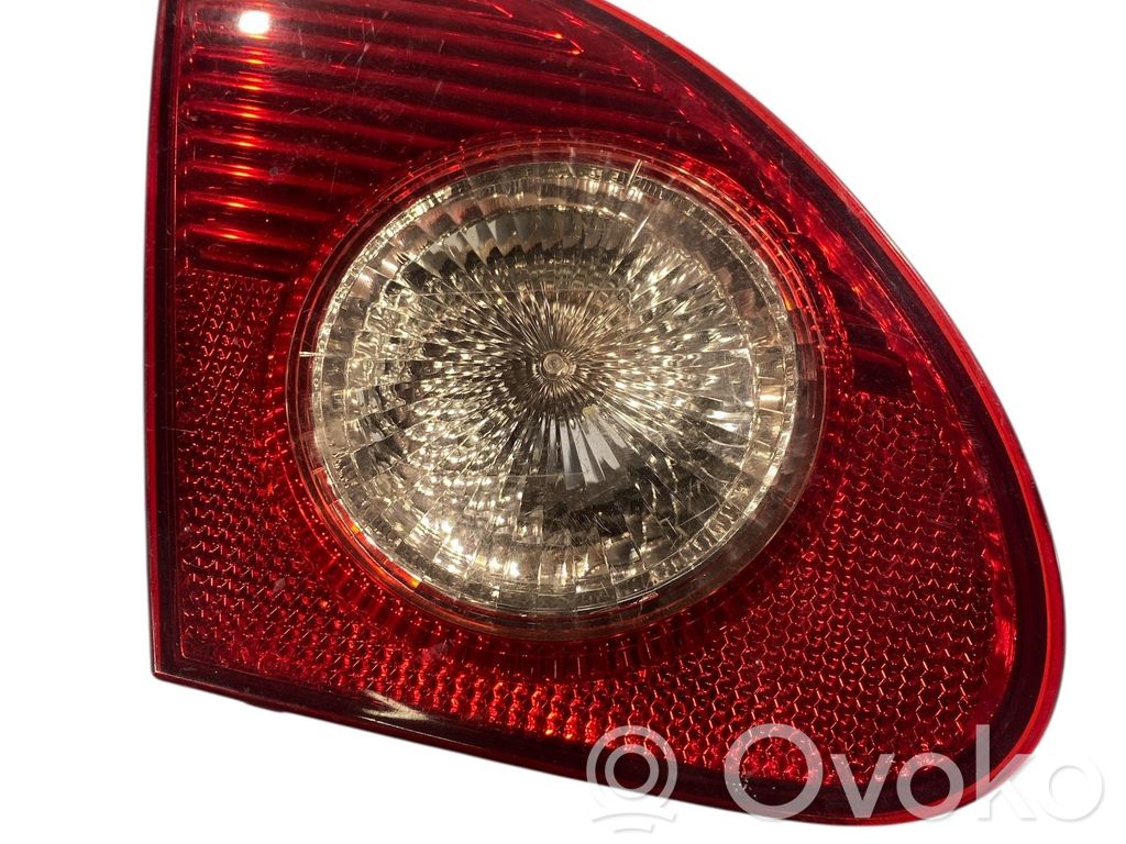 Toyota Corolla E120 E130 Задний фонарь в кузове 