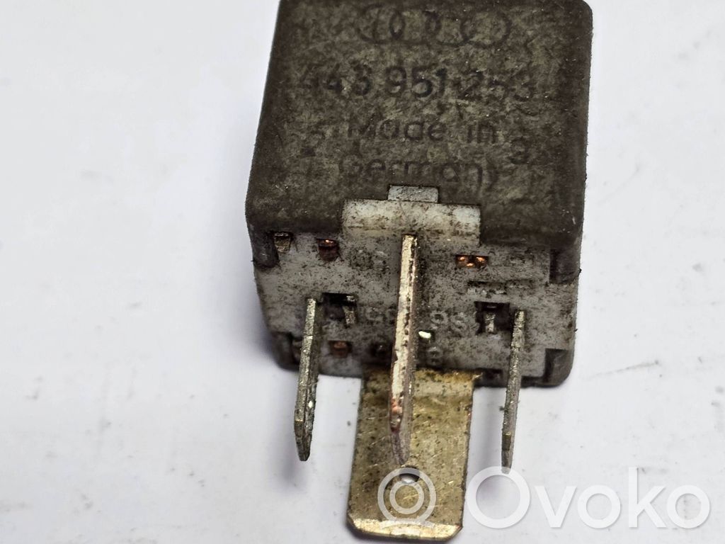Audi A4 S4 B5 8D Muu rele 