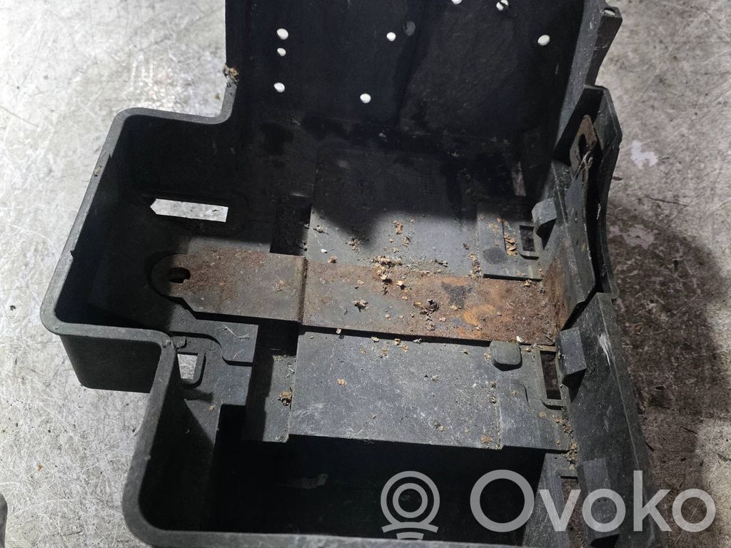 Ford Focus Akkulaatikon alusta 