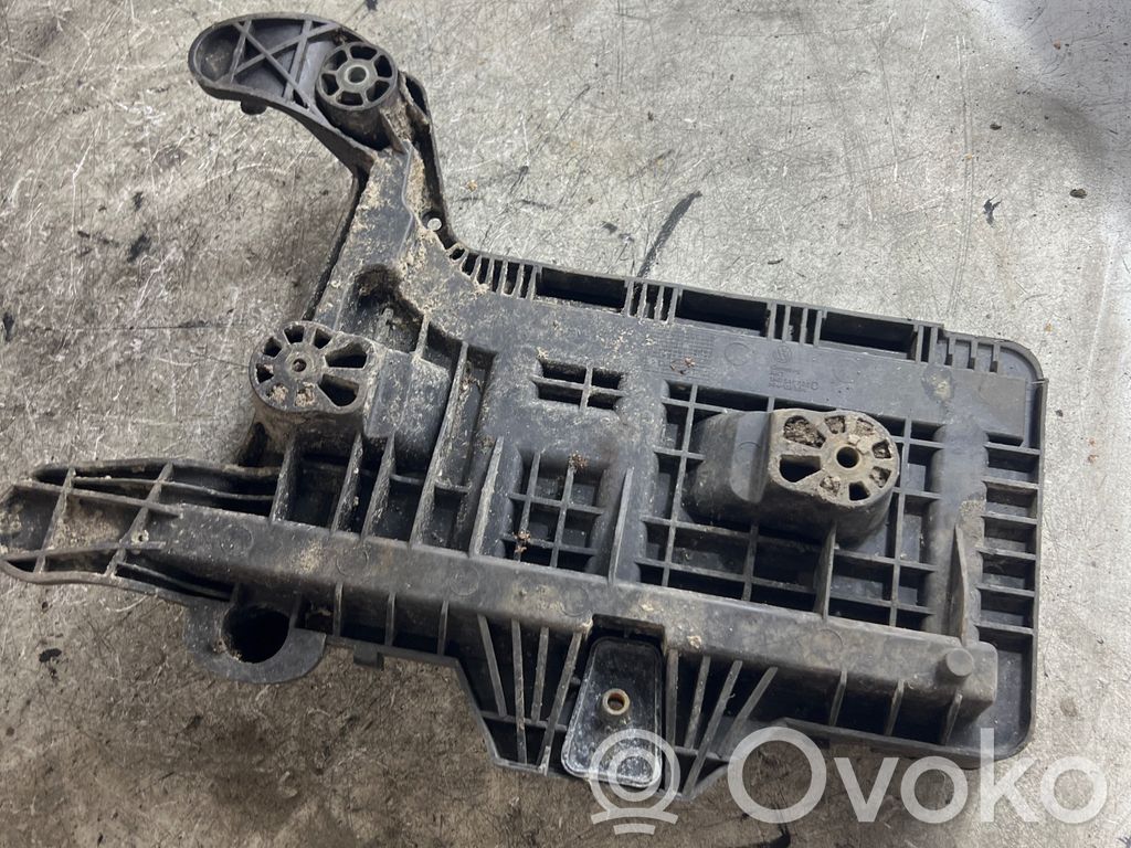 Volkswagen Touareg I Battery box tray 