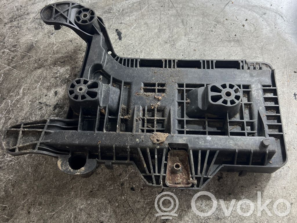 Volkswagen Touareg I Battery box tray 