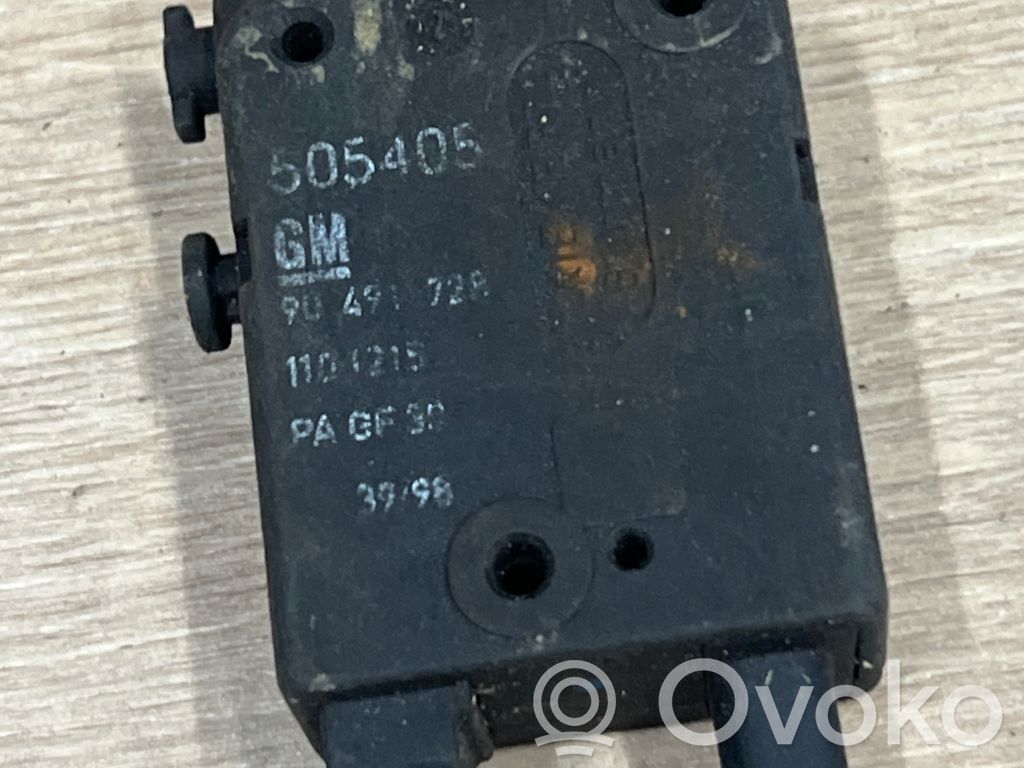 Opel Zafira A Motor de bloqueo de puertas 