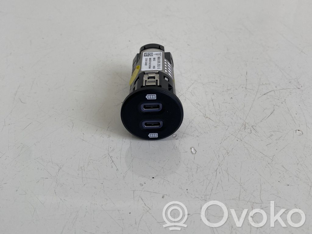 Porsche Macan (95B) Enchufe conector USB 