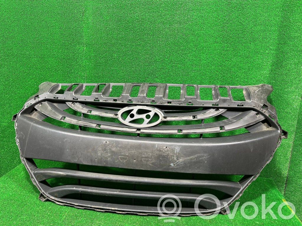 Hyundai i30 Etupuskurin ylempi jäähdytinsäleikkö 