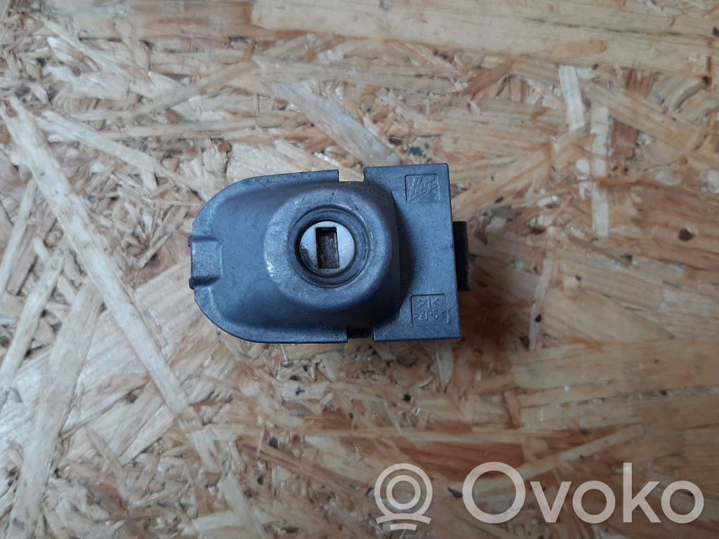 Volvo S80 Etuoven lukko (kahvan vieressä) 