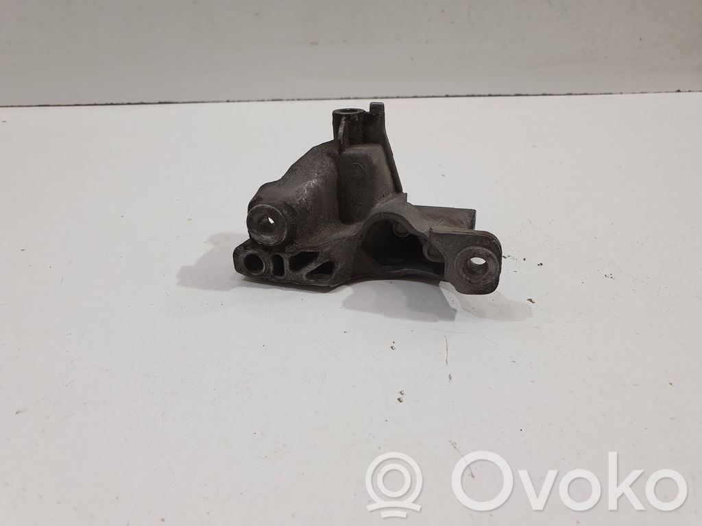Volvo V50 Engine mounting bracket 