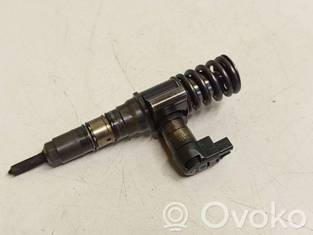 Volkswagen PASSAT B6 Inyector de combustible 