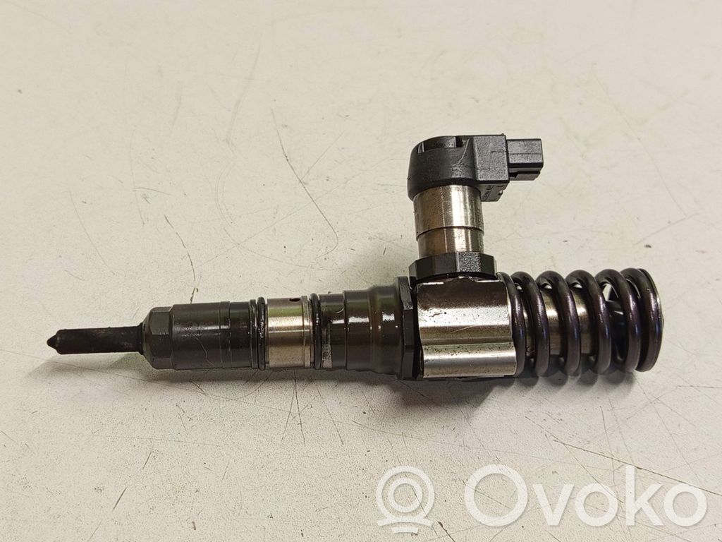 Volkswagen PASSAT B6 Inyector de combustible 