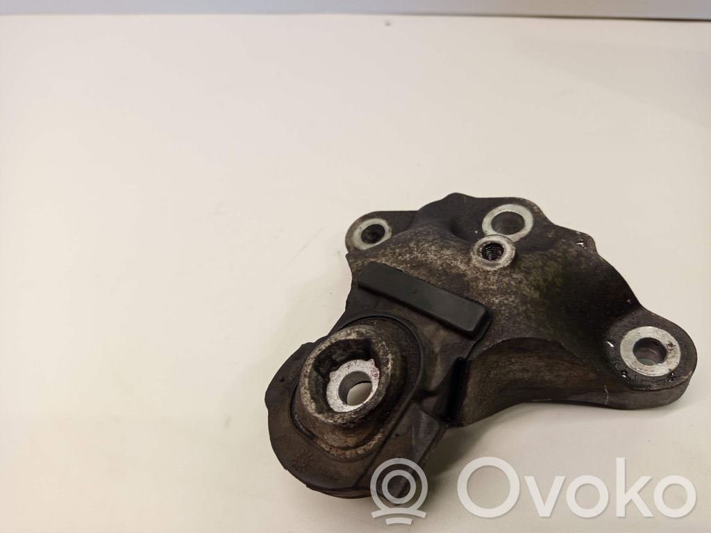 Volvo S60 Engine mounting bracket 