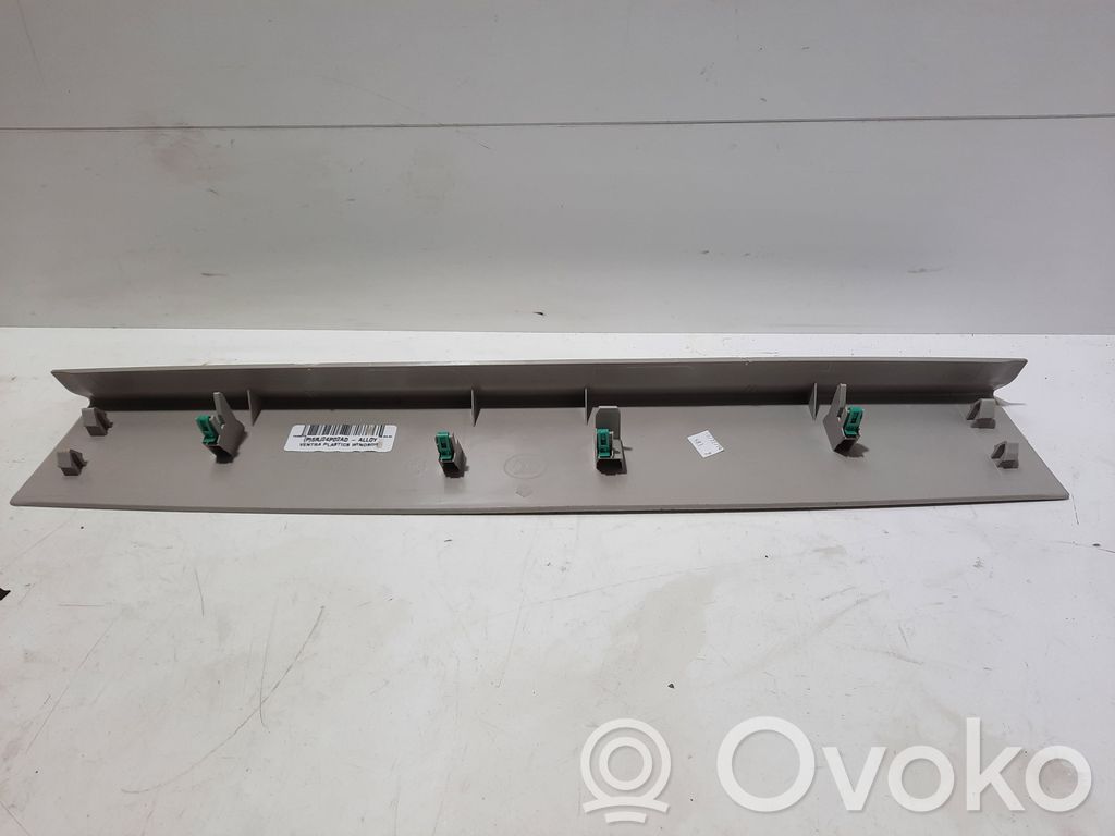 Chrysler Pacifica Tailgate trim 