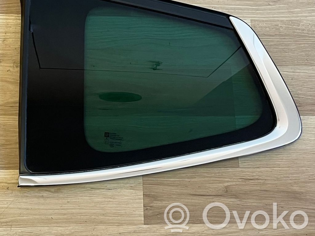 Opel Zafira C Rear side window 