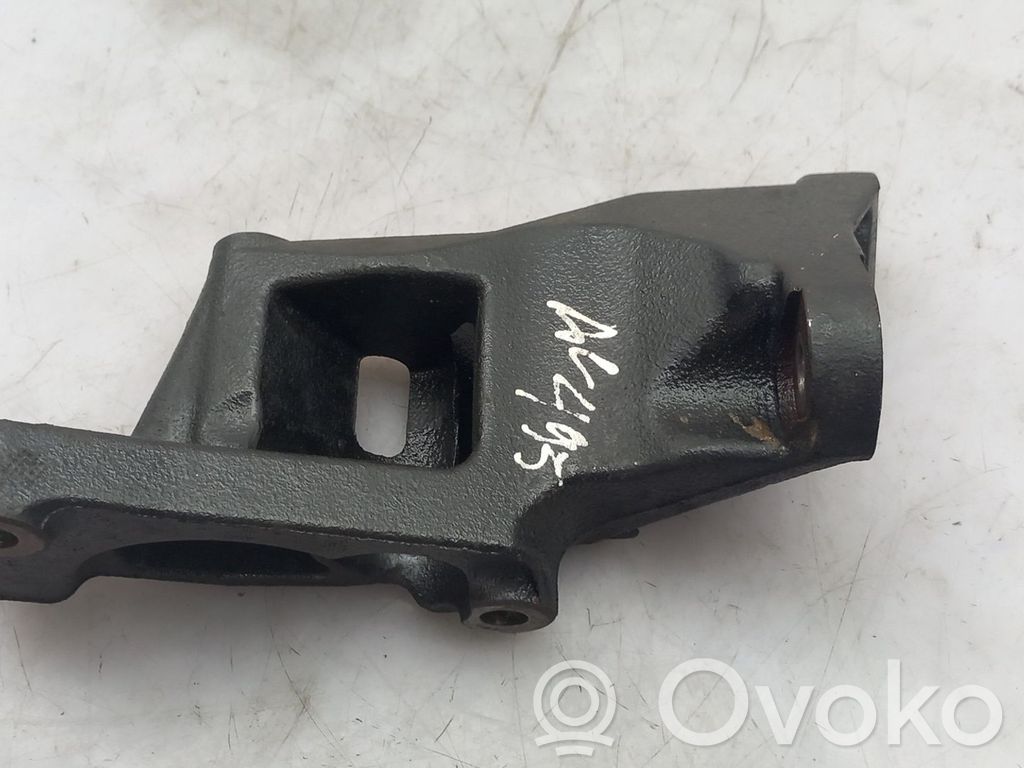 Nissan Qashqai Wspornik / Mocowanie silnika 
