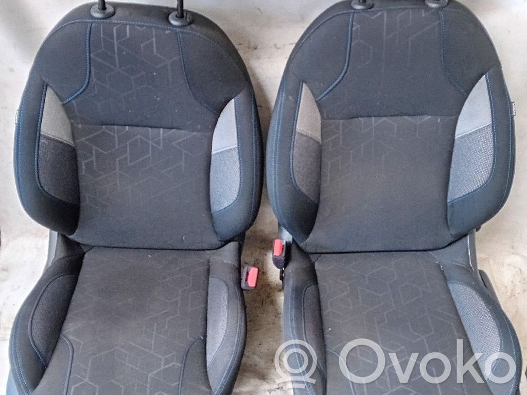 Peugeot 2008 I Sitze komplett 