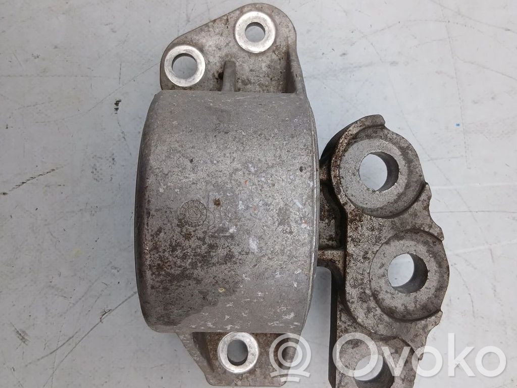 Fiat 500L Engine mount bracket 