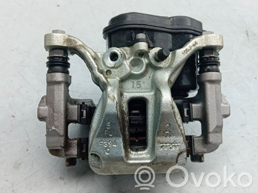 Toyota Yaris XP210 Tylny zacisk hamulcowy 