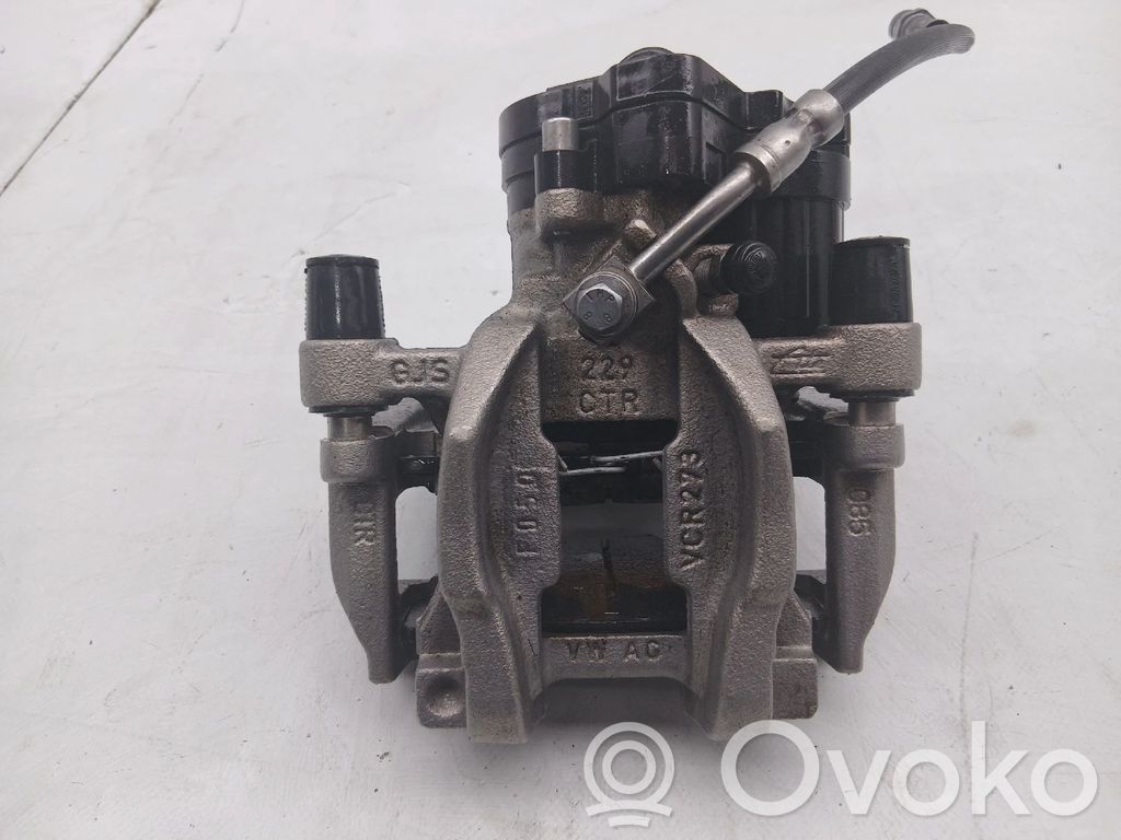 Audi Q3 F3 Tylny zacisk hamulcowy 