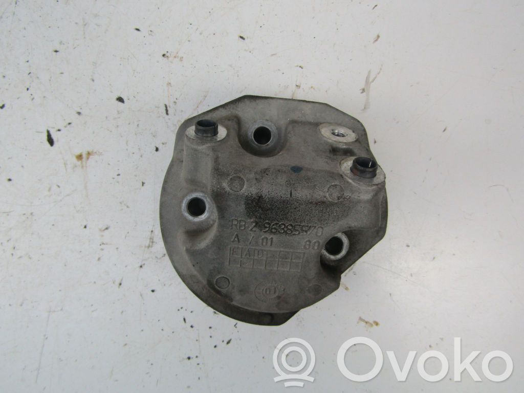 Peugeot 206 CC Engine mounting bracket 