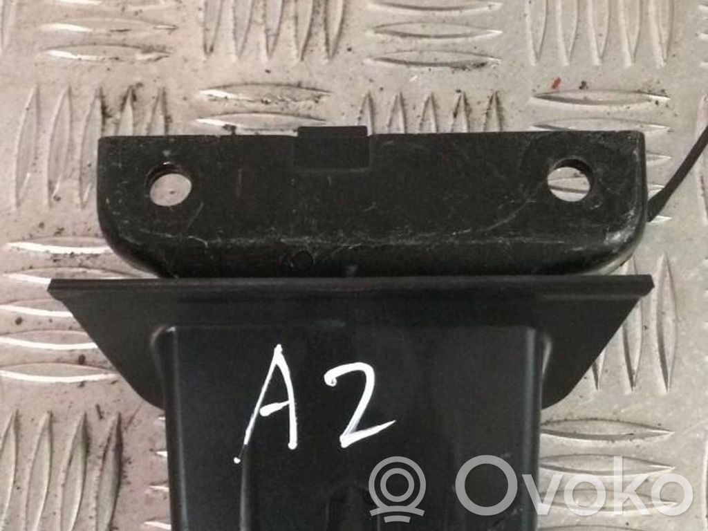 Aizmugurējā pārsega slēdzene   8Z0827520