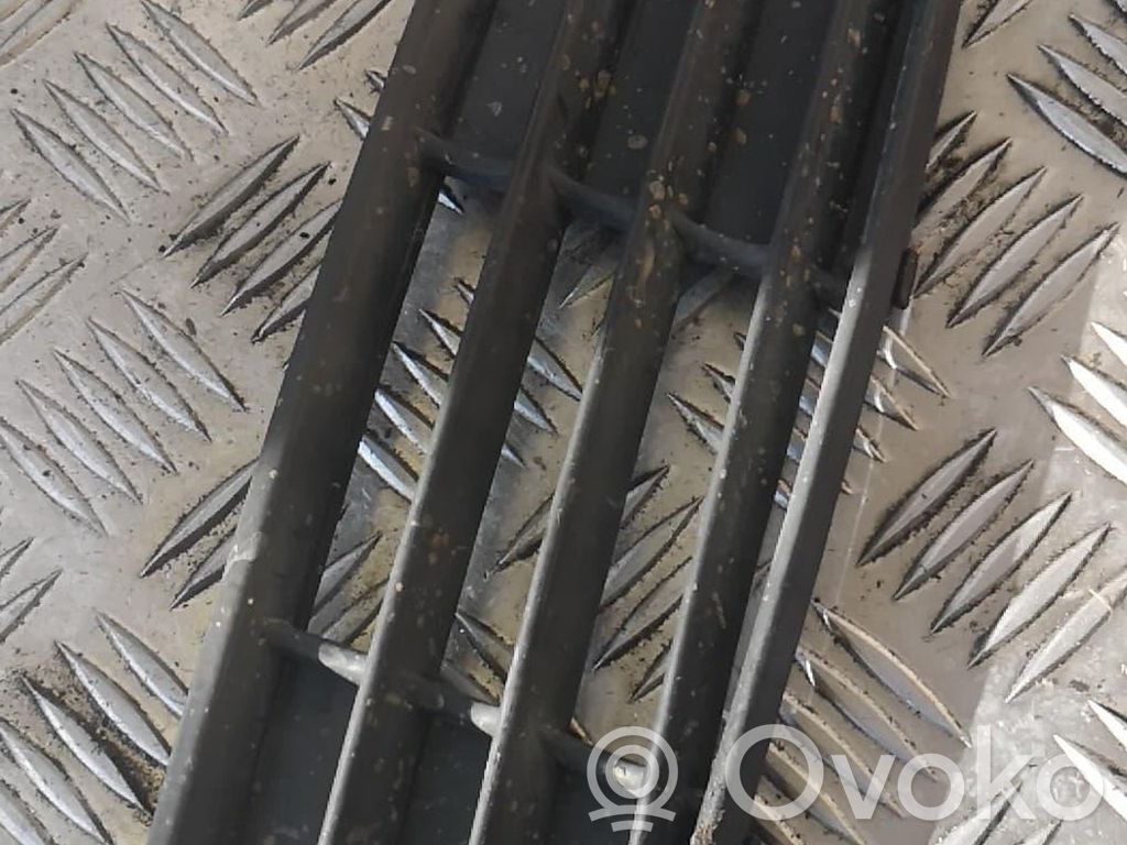 Audi 80 90 S2 B4 Mascherina inferiore del paraurti anteriore 