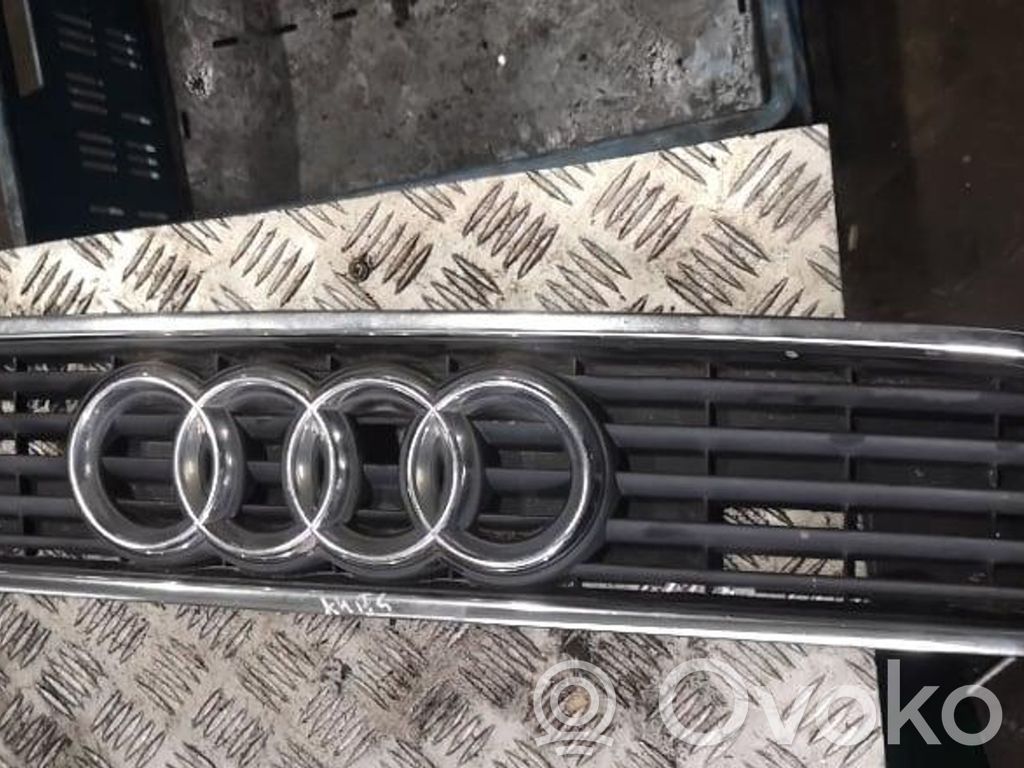 Audi A4 S4 B5 8D Etupuskurin ylempi jäähdytinsäleikkö 