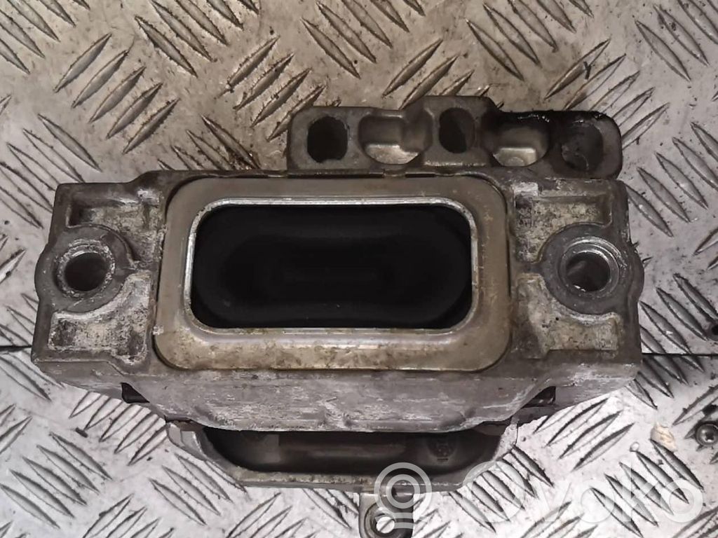 Volkswagen PASSAT B6 Engine mount bracket 