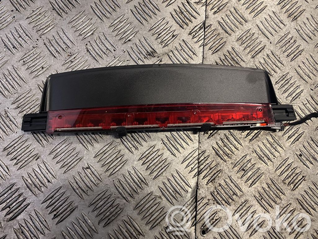 Third/center stoplight   4F5945097