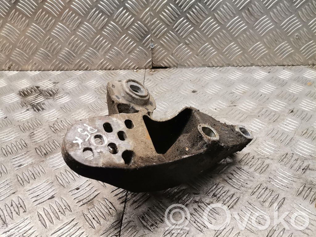 Volkswagen PASSAT B5 Engine mounting bracket 