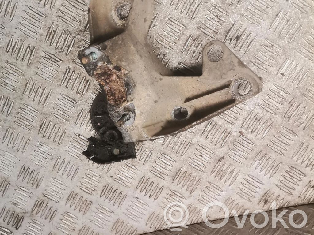 Audi A4 S4 B5 8D Engine mounting bracket 