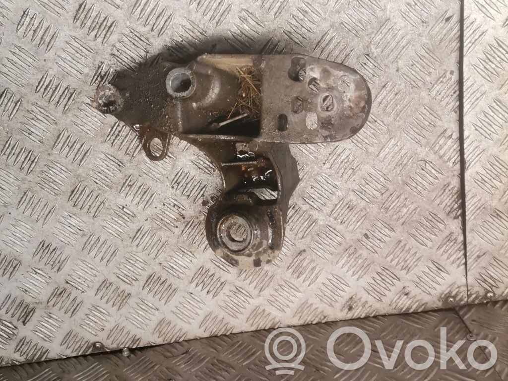 Audi A4 S4 B5 8D Engine mounting bracket 