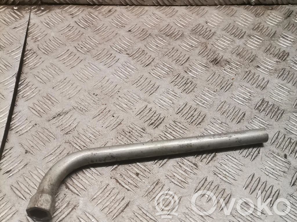 Volkswagen PASSAT B6 Wheel nut wrench 