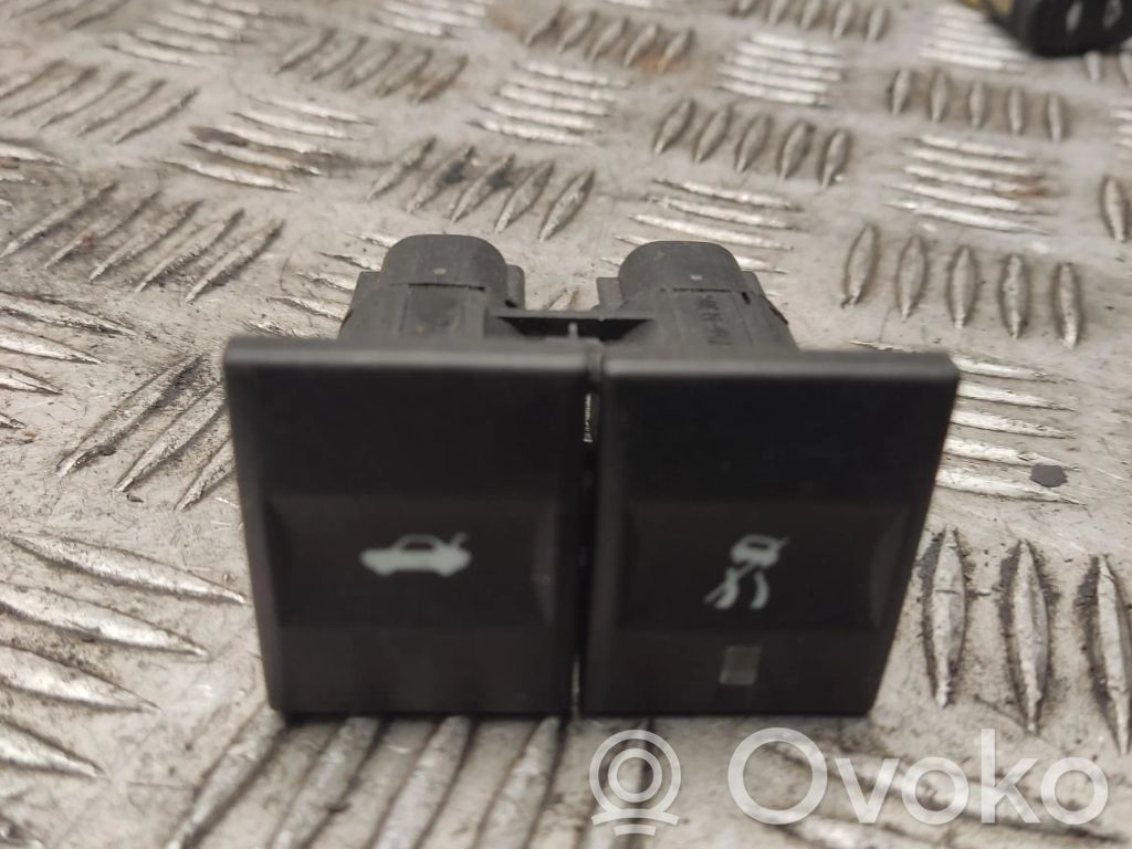 Ford Mondeo Mk III Tailgate opening switch 