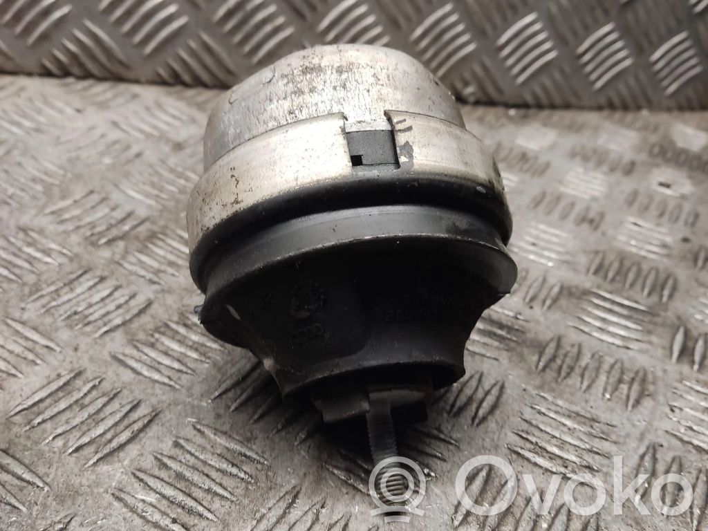 Volkswagen PASSAT B5.5 Engine mount bracket 