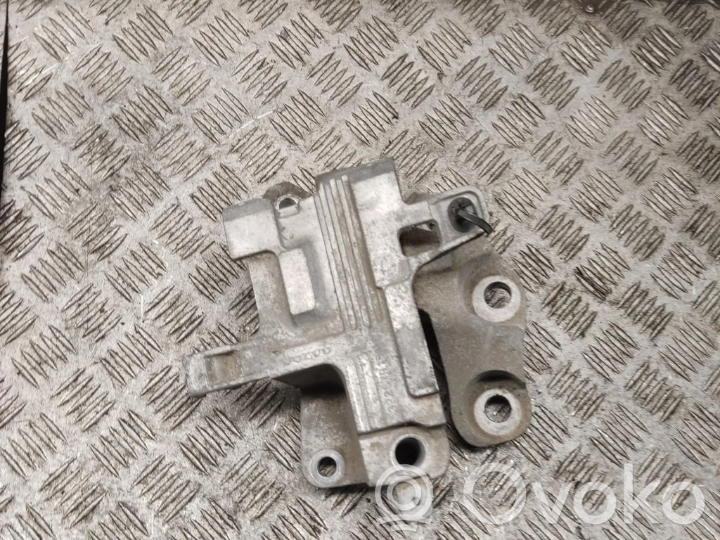 Volvo XC40 Engine mount bracket 