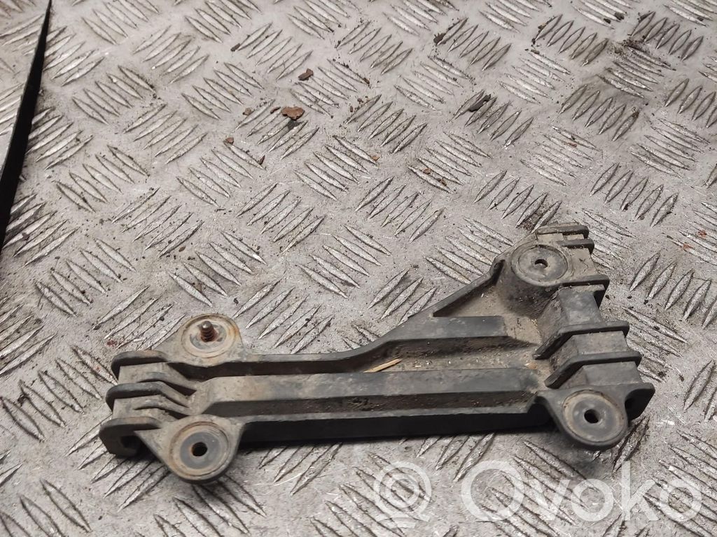 Front bumper mounting bracket   4A0807283A