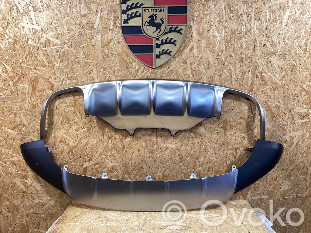Porsche Macan (95B) Moldura inferior del parachoques trasero 