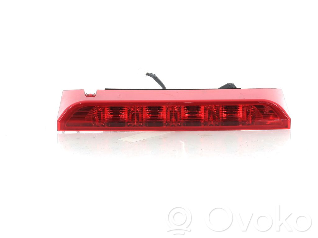 KIA Stonic Third/center stoplight 