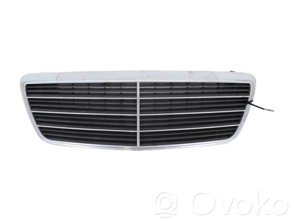 Mercedes-Benz E W210 Etupuskurin ylempi jäähdytinsäleikkö 