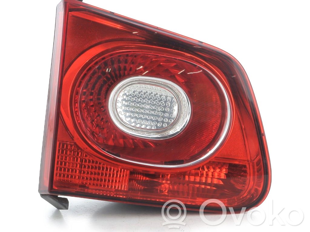 Volkswagen Tiguan Lampă spate în capacul portbagajului 