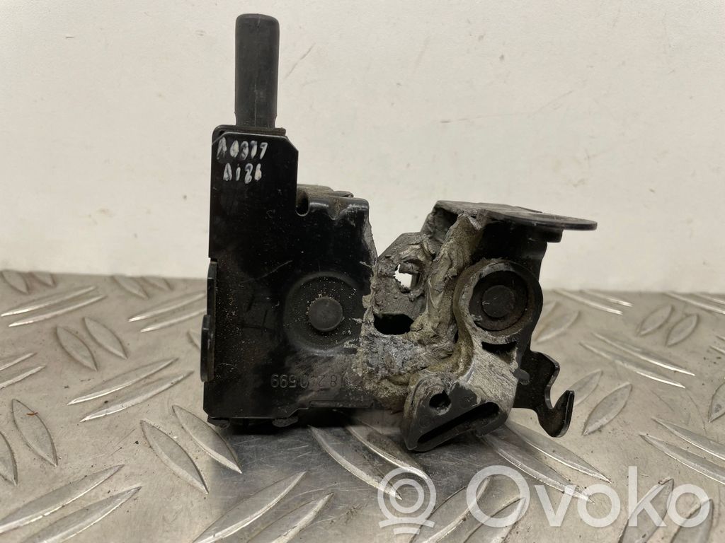BMW 7 E65 E66 Spyna variklio dangčio 