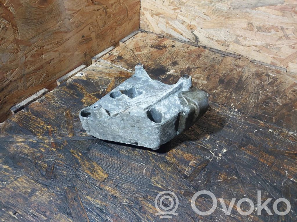BMW 5 E39 Engine mounting bracket 