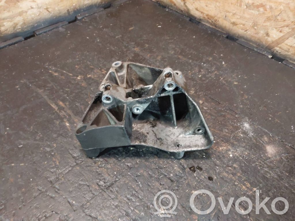 BMW 5 E39 Engine mounting bracket 