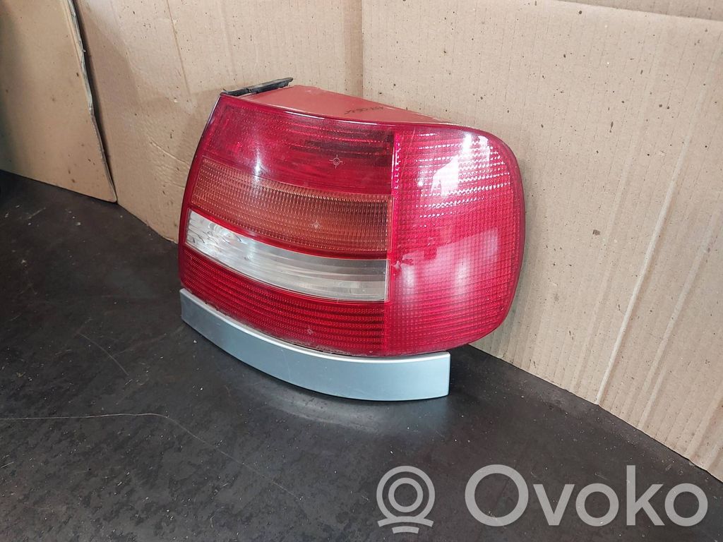 Audi A4 S4 B5 8D Takavalon polttimon suojan pidike 