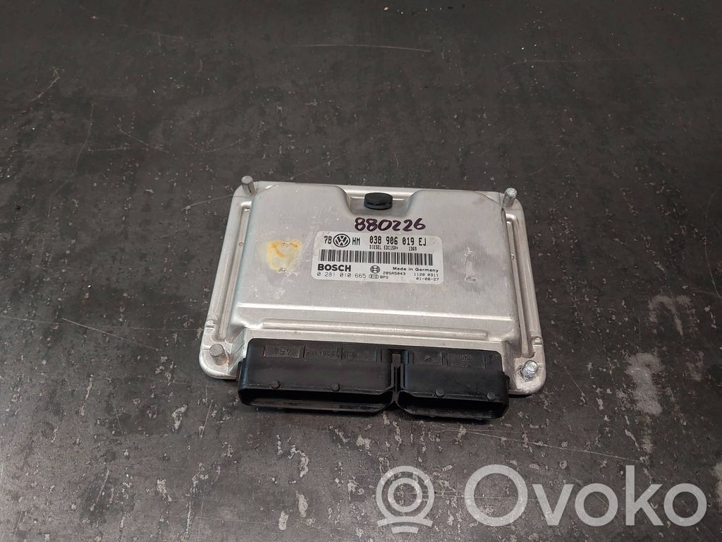 Volkswagen PASSAT B5 Engine control unit/module 