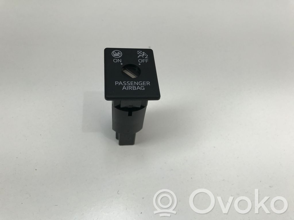 Mazda MX-30 Passenger airbag on/off switch 