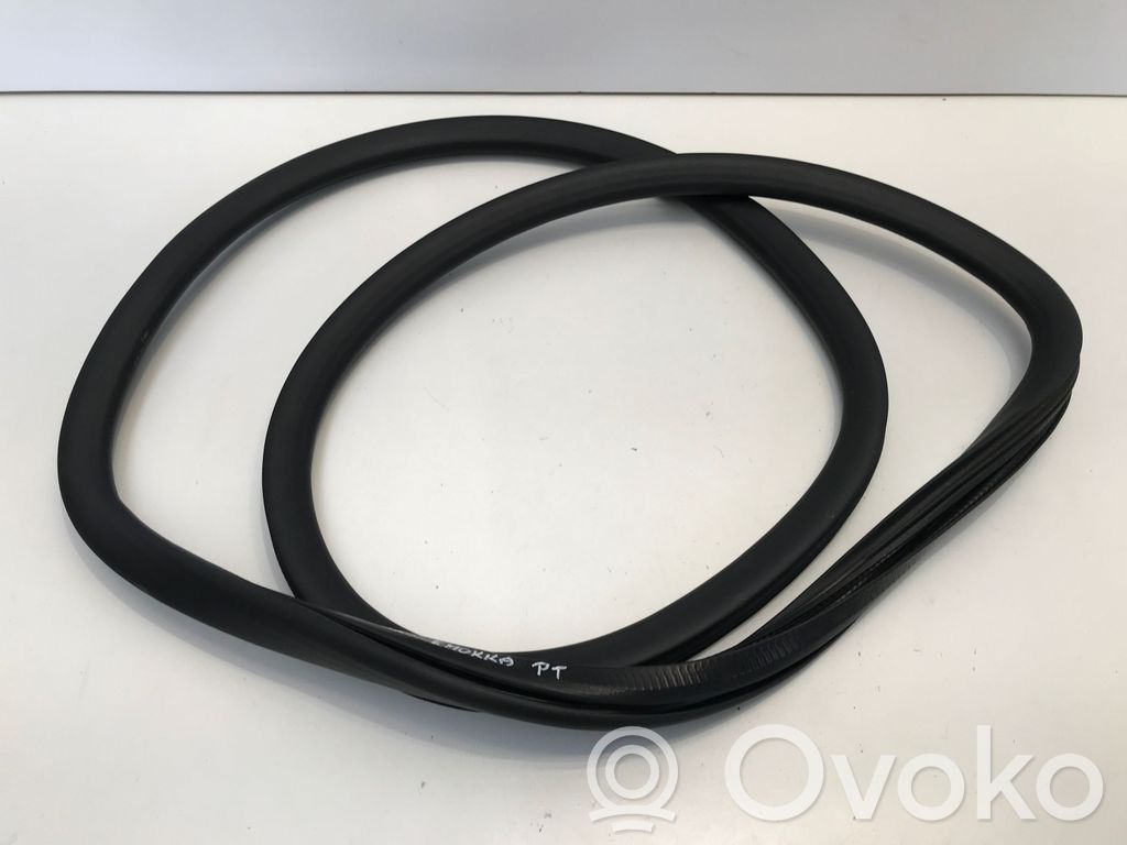Opel Mokka B Rear door rubber seal (on body) 