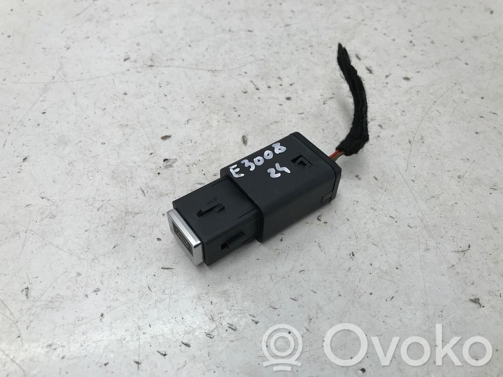 Peugeot 3008 III USB jungtis 