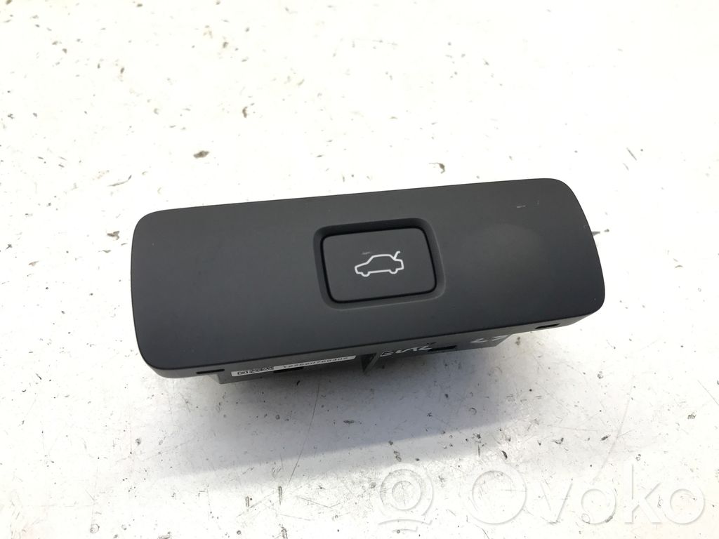 Volvo XC40 Tailgate/boot open switch button 