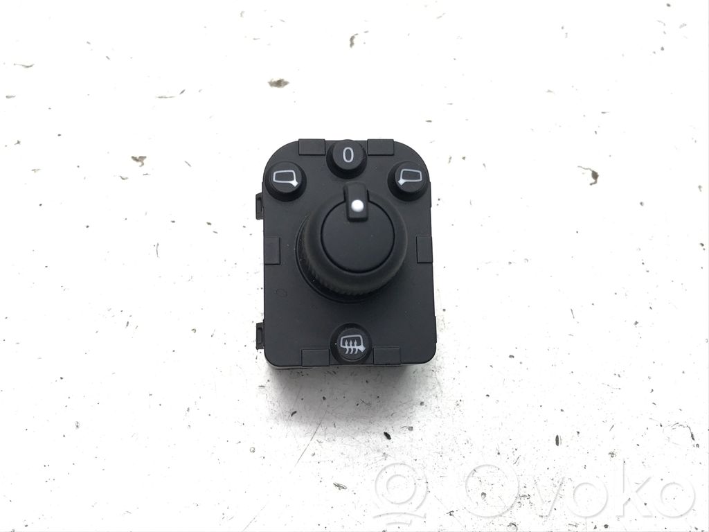 Audi Q4 e-tron Wing mirror switch 