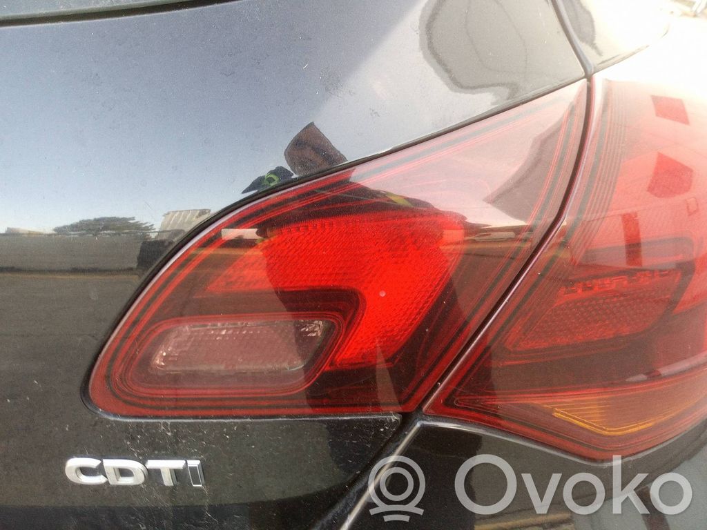 Opel Astra H Lampy tylnej klapy bagażnika 
